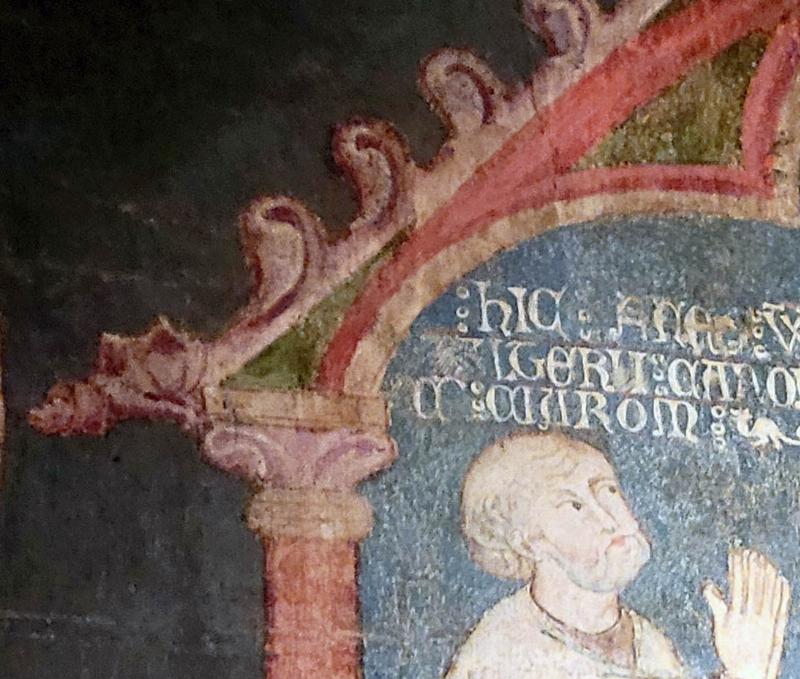 Un gros plan sur les détails architecturaux gothiques de l’extérieur de Notre-Dame de Paris, tels que les gargouilles et les sculptures.